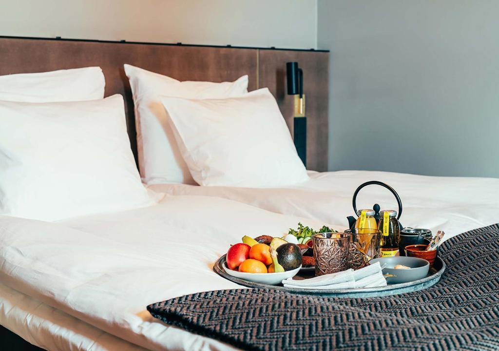 赫尔辛基Hotel Mestari的床上的水果盘