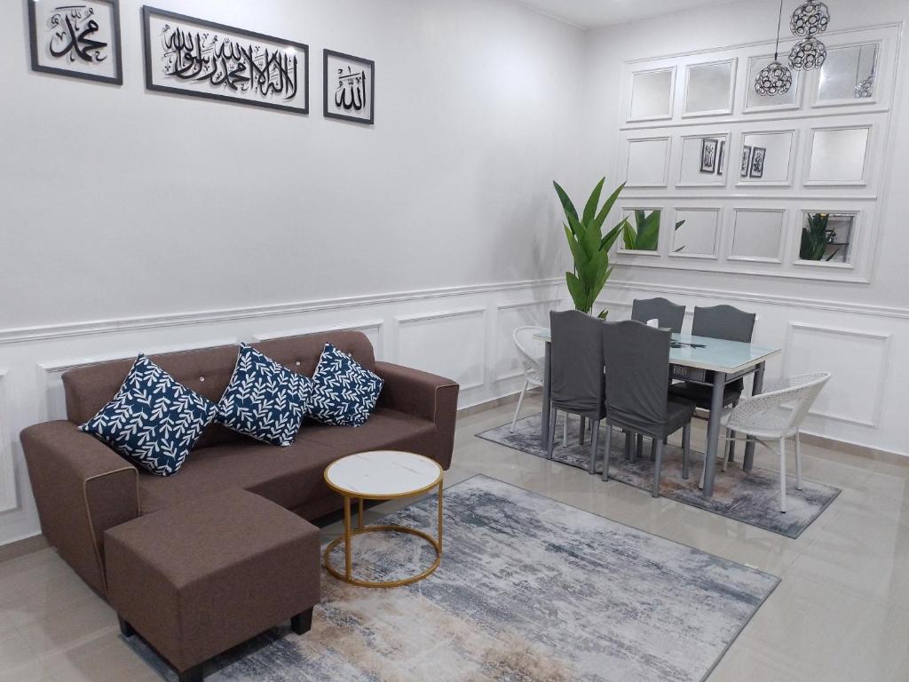 克提Homestay Qaseh Kerteh的客厅配有沙发和桌子