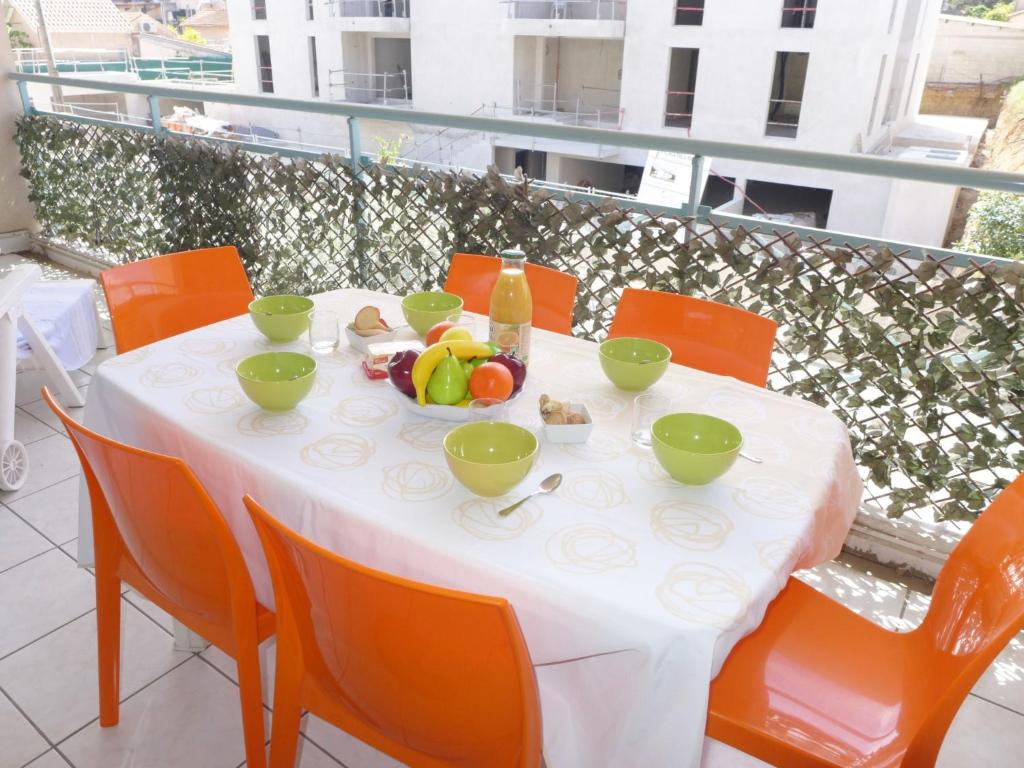 圣艾格夫Apartment Le Clos Saint Saens-1 by Interhome的阳台上的桌子上放着一碗水果