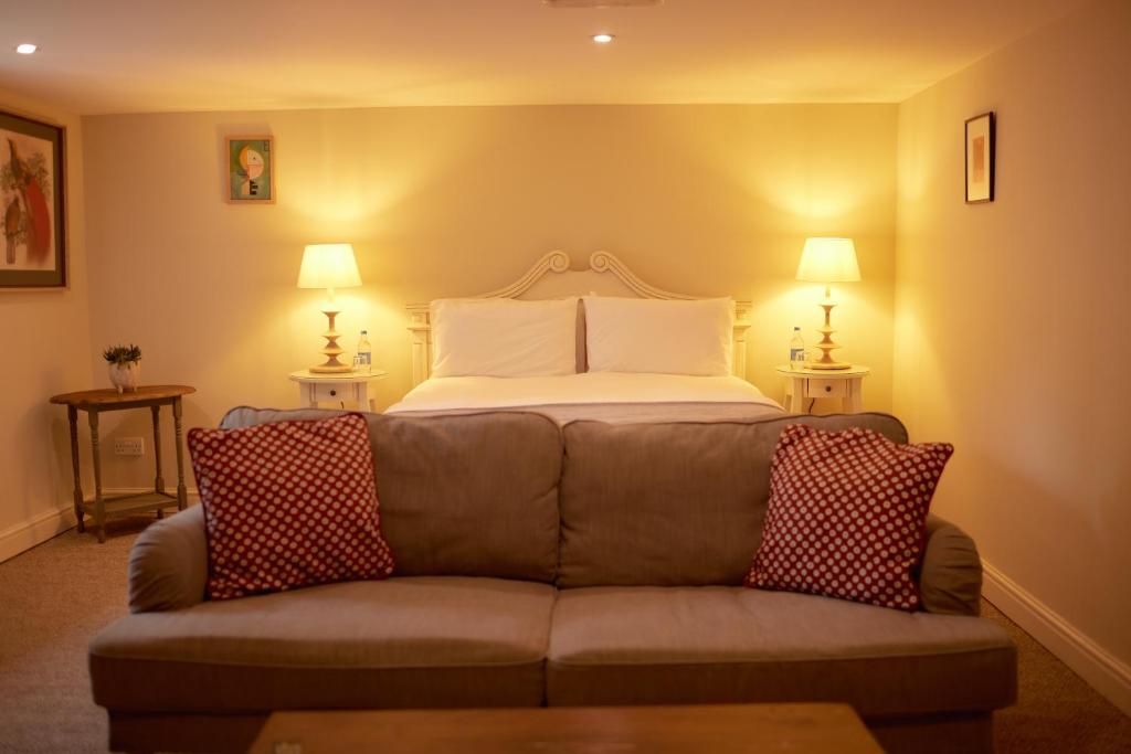 欣登The Grosvenor Arms的客厅配有沙发和1张床