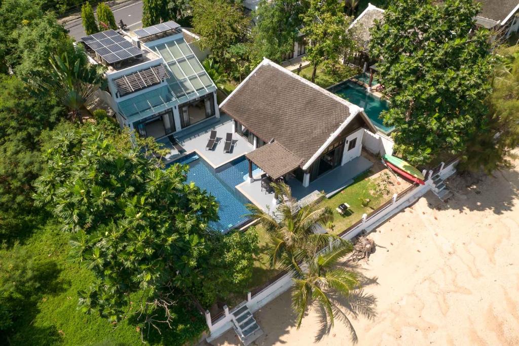 班邦宝Beach Front Villa的享有带游泳池的别墅的顶部景致