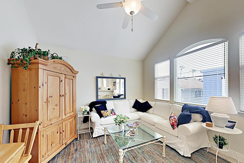 纽波特海滩Cheery Retreat的客厅配有白色沙发和木柜