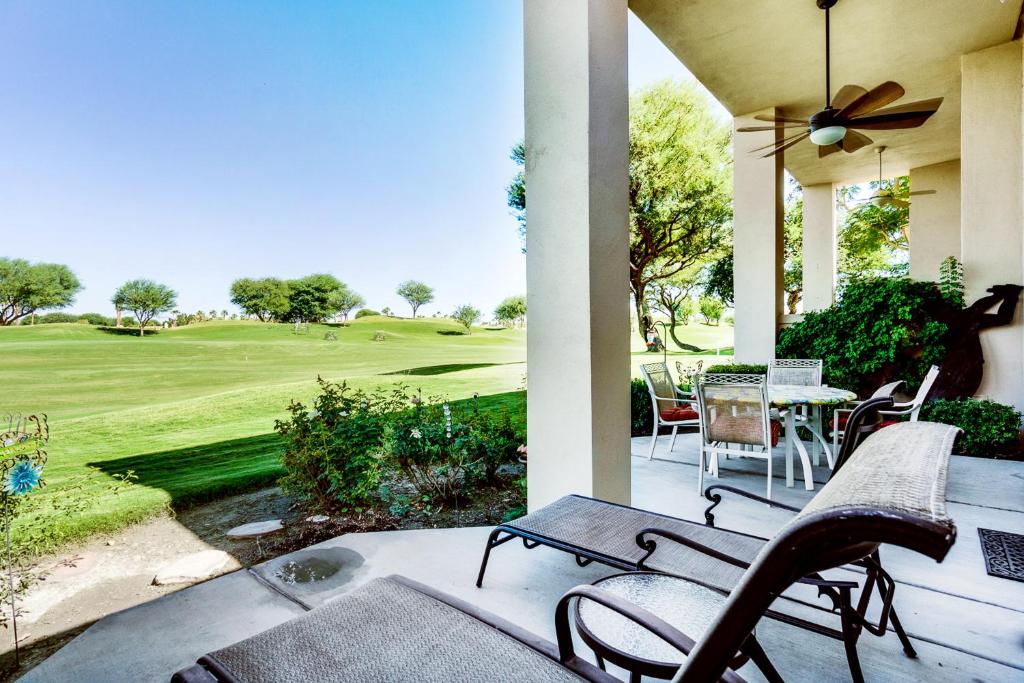 拉昆塔Oak Tree Manor Permit# 259,056的享有高尔夫球场景致的庭院
