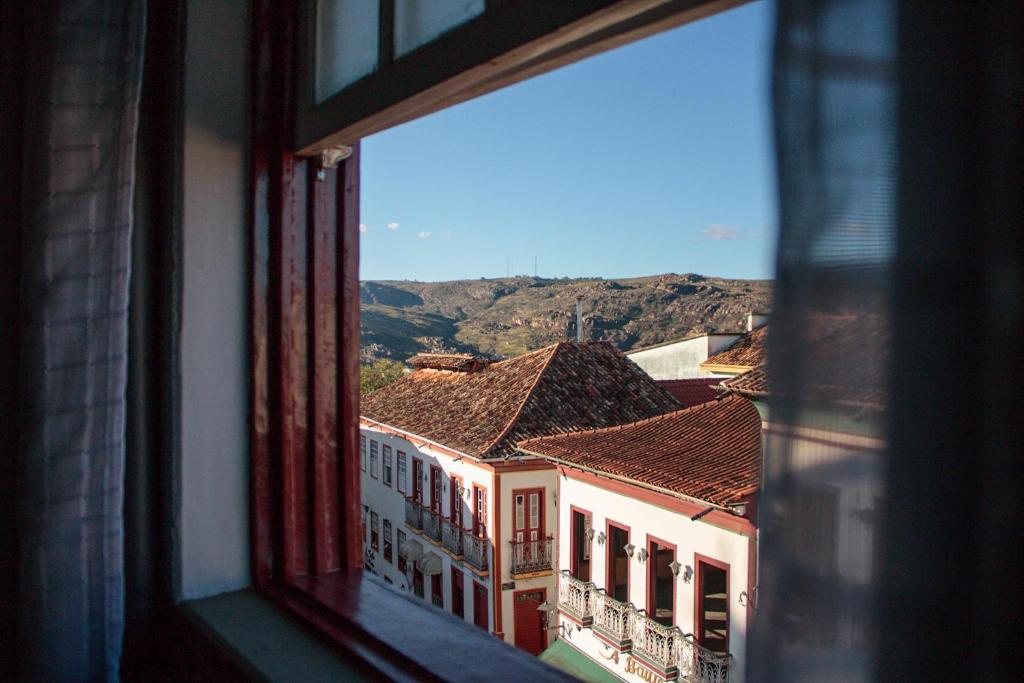 迪亚曼蒂纳Solar Da Quiitanda的从建筑的窗户欣赏美景