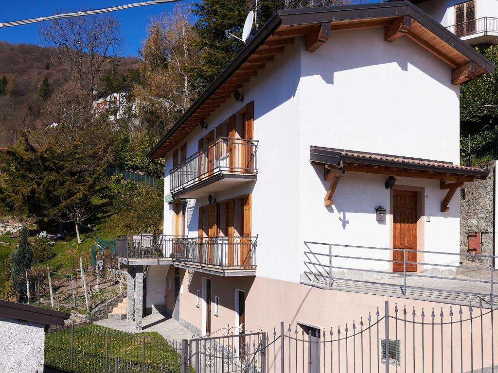 Casasco IntelviHoliday Home Casa del Sole by Interhome的带阳台和围栏的白色建筑
