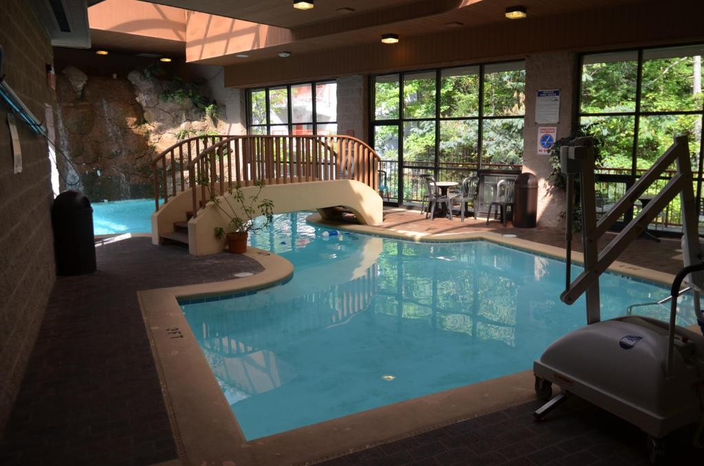 加特林堡Zoders Inn and Suites宾馆 的大楼内一个带滑梯的大型游泳池