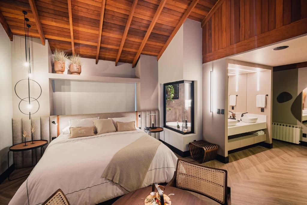 格拉玛多贝拉塔拉旅馆的一间带大床的卧室和一间浴室