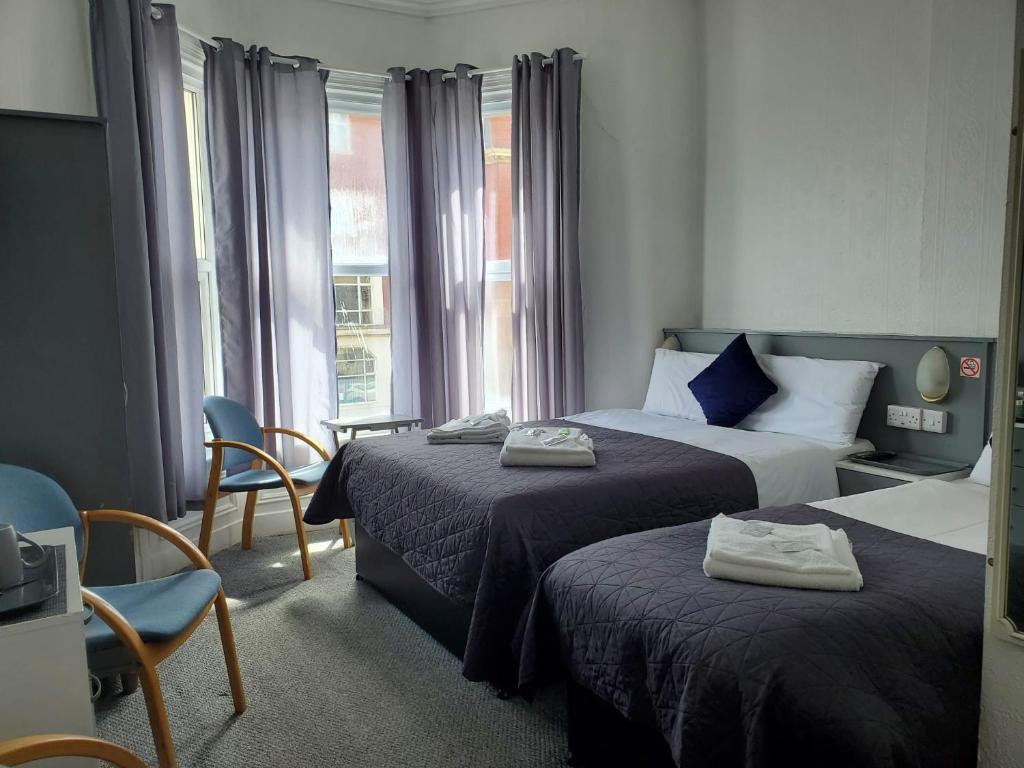 布莱克浦布鲁克林酒店的酒店客房设有两张床和窗户。