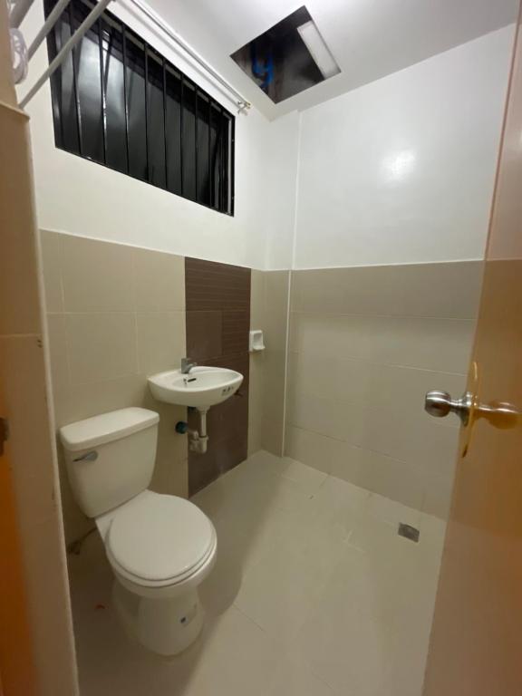 卢塞纳Sto. Niño Residences Standard Room的一间带卫生间和水槽的浴室