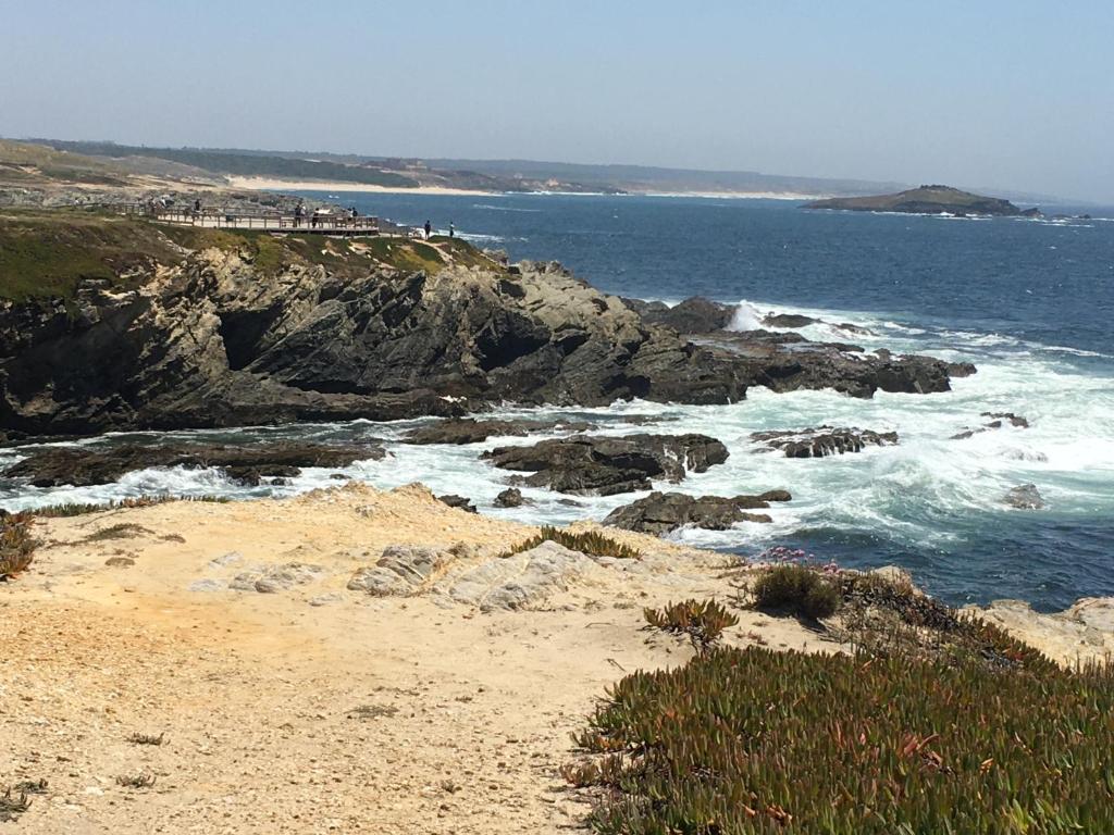 科武港Stay Porto Côvo的岩石海滩上的海景