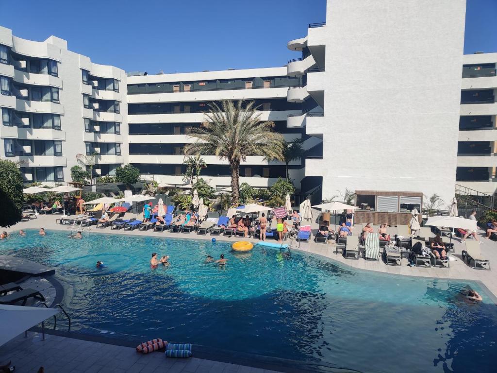 阿德耶Luxury Apartment with pool view的一个大型游泳池,里面有人