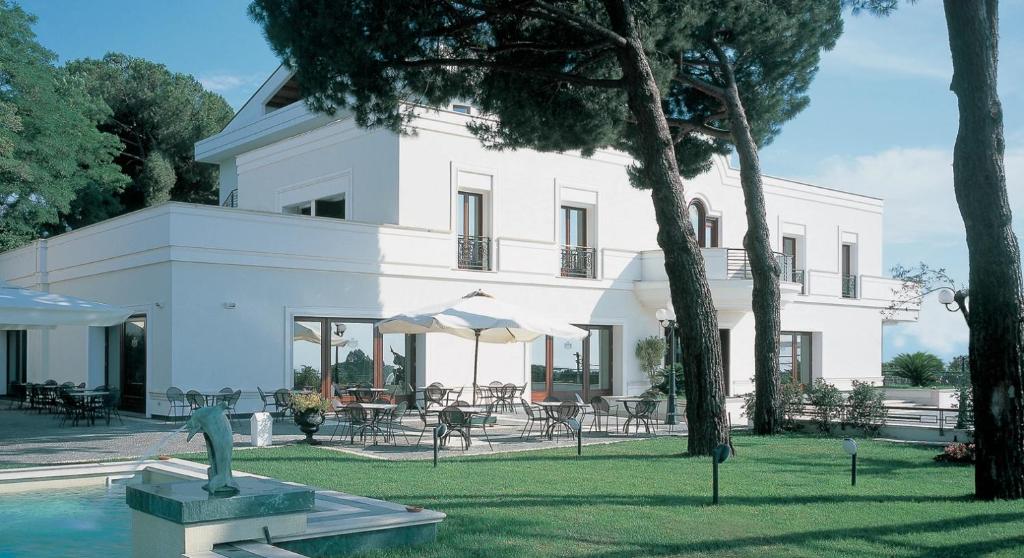 马里诺LH Hotel Domus Caesari的前面有雕像的白色房子