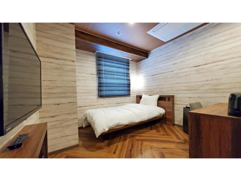 Tochigiｂｕｓｉｎｅｓｓ&ａｃｔｉｖｉｔｙ ｃｈａｎｖｒｅ - Vacation STAY 64321v的一间卧室设有一张床和一个窗口