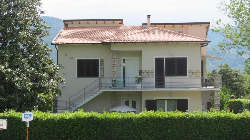 韦基亚诺Casa Vacanze “Bouganville” loc Avane Pisa的大型白色房屋 - 带阳台