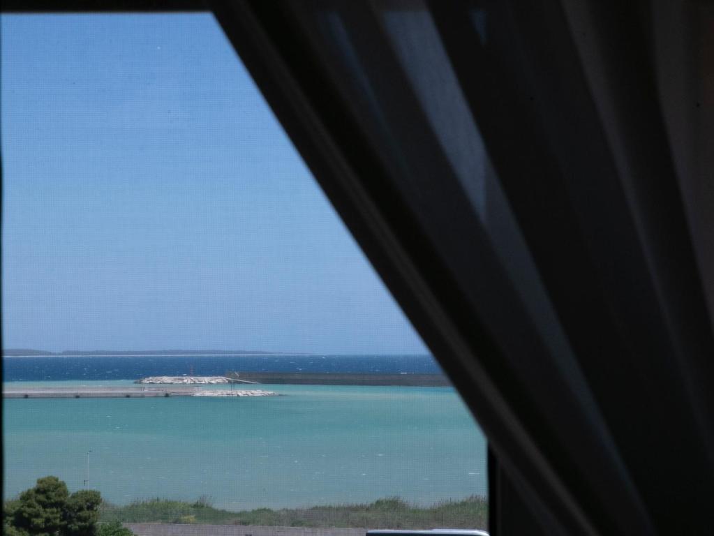 克罗托内B&B al sesto piano的透过火车窗户可欣赏到海景