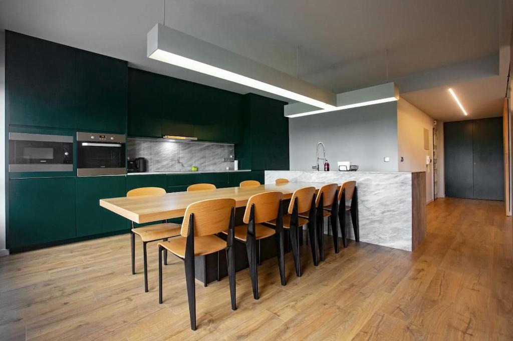 里斯本Luxury apartment near Fonte Luminosa的厨房里设有1间带桌椅的用餐室