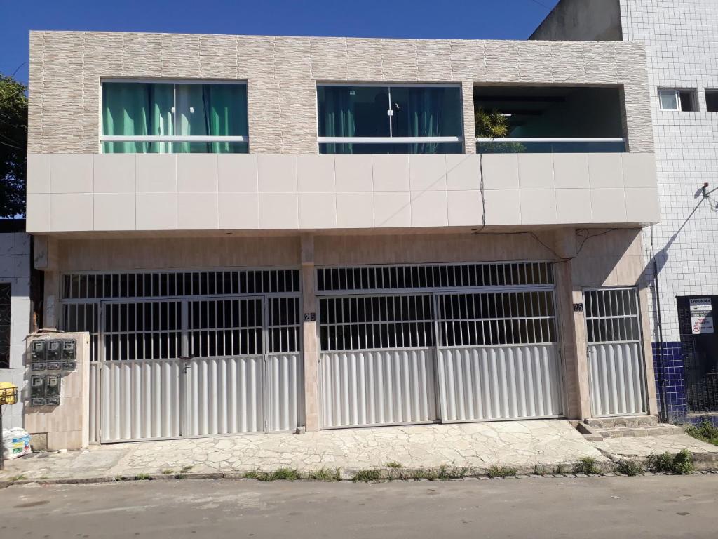 卡鲁阿鲁Casa Bairro Boa Vista 1的前面有白色门的建筑