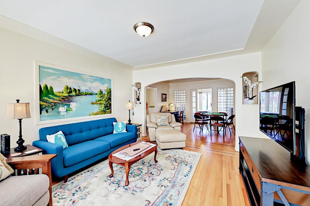 圣地亚哥Little Italy Charmer的客厅配有蓝色的沙发和桌子