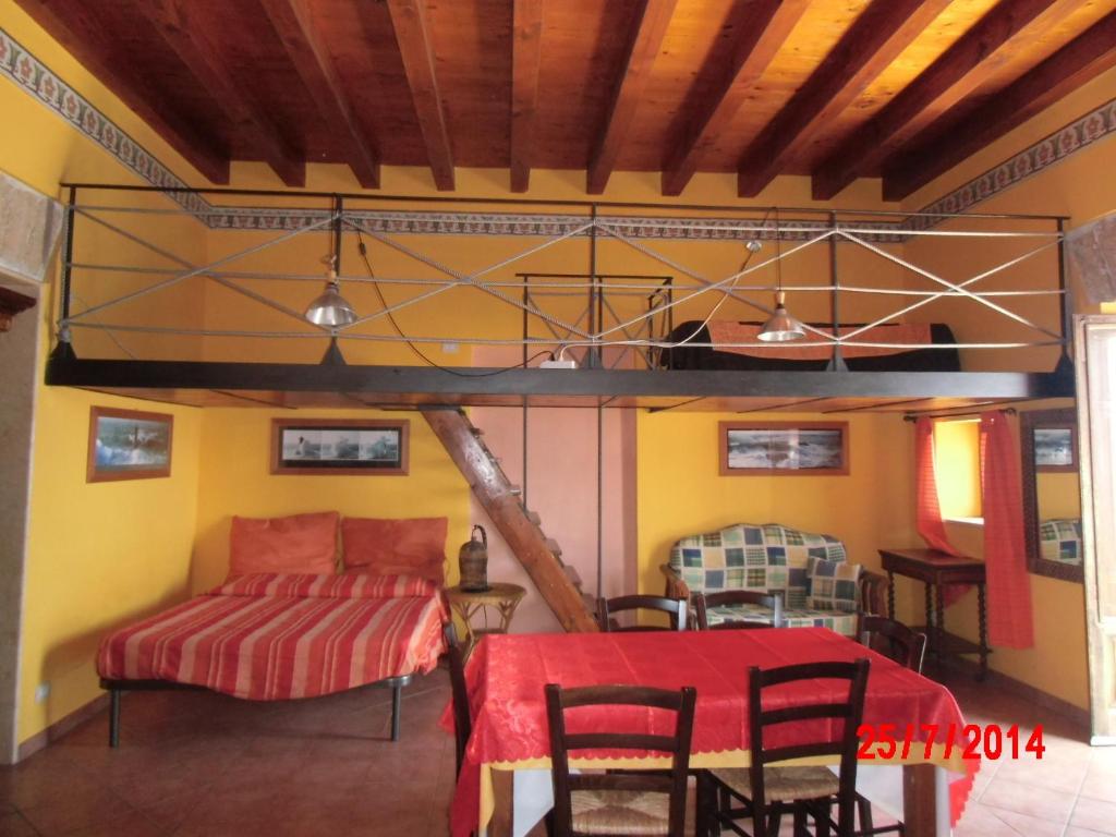 圣夫拉维亚Holiday home Santa Flavia的客厅配有沙发和桌子