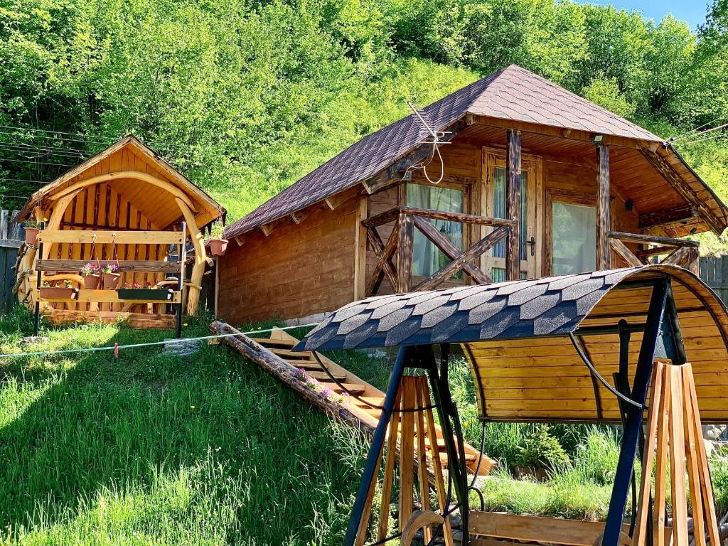 拉希夫VIP-Domyk的小木屋设有门廊和房屋