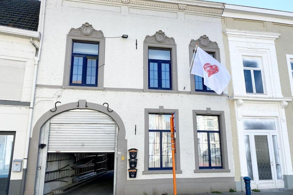 蒂嫩Factory of sweetness的前面有旗帜的白色建筑