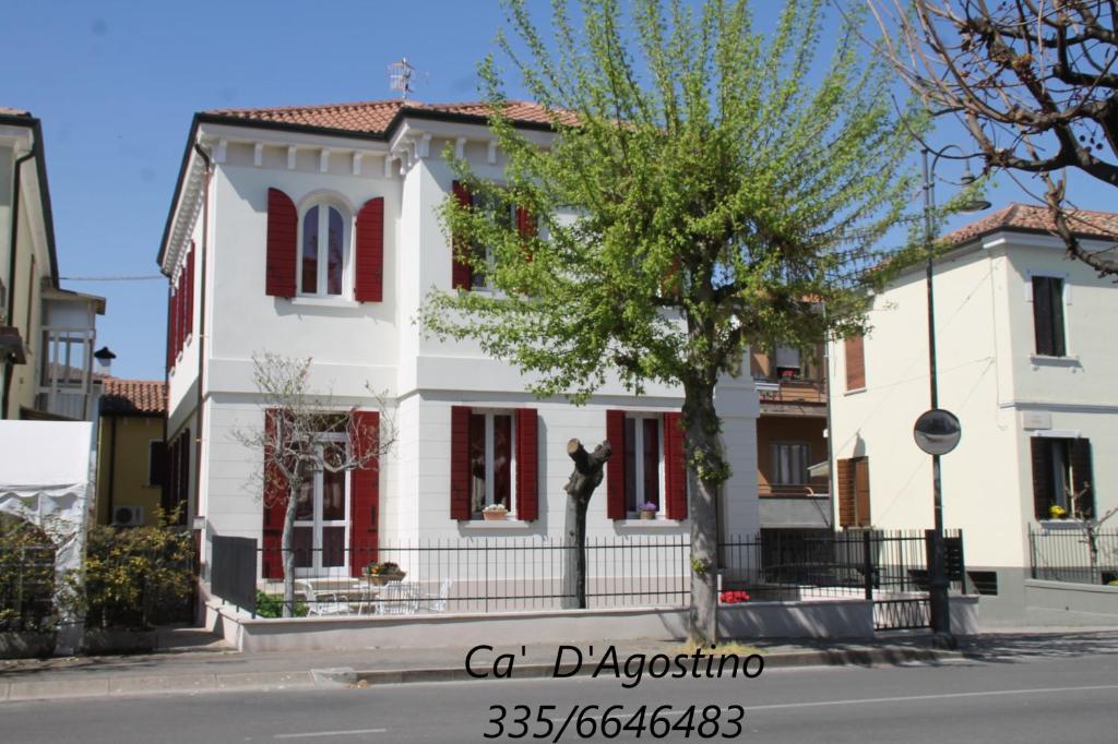 巴塔利亚泰尔梅Ca' D'Agostino的前面有雕像的白色房子