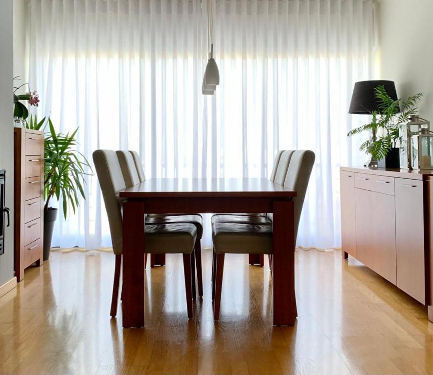 蓬塔德尔加达Yellow Five Apartment的一张木桌和椅子