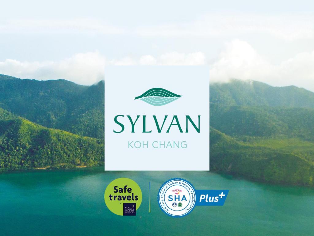 象岛SYLVAN Koh Chang的湖上一盒天鹅角长着