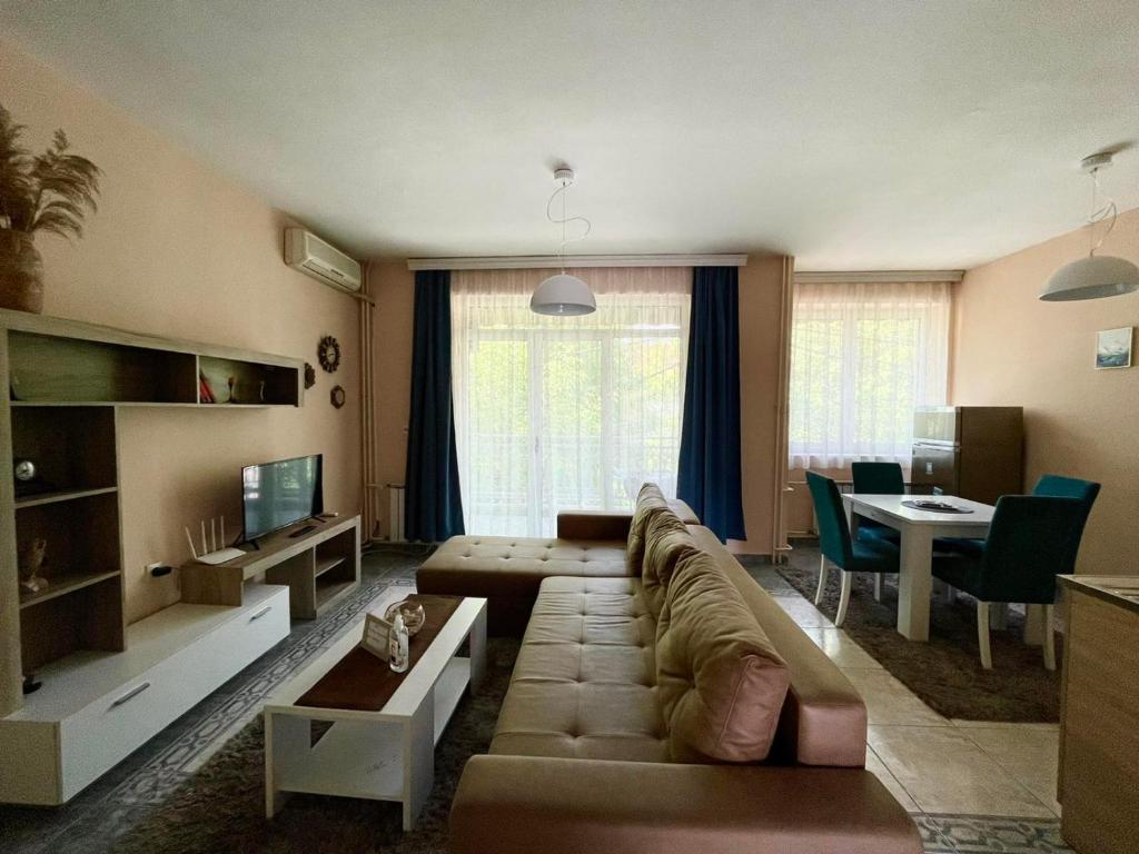 库马诺沃City Place Apartments的客厅配有沙发和桌子