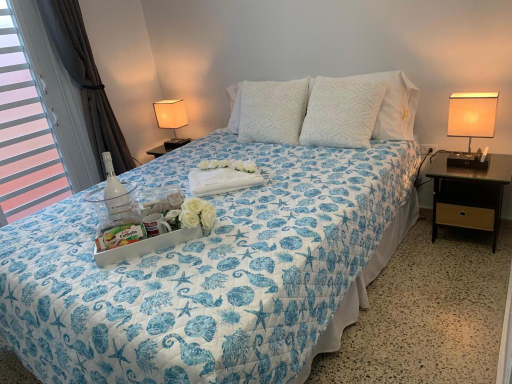 莱维顿Levittown Lakes的一间卧室配有一张带蓝色和白色棉被的床
