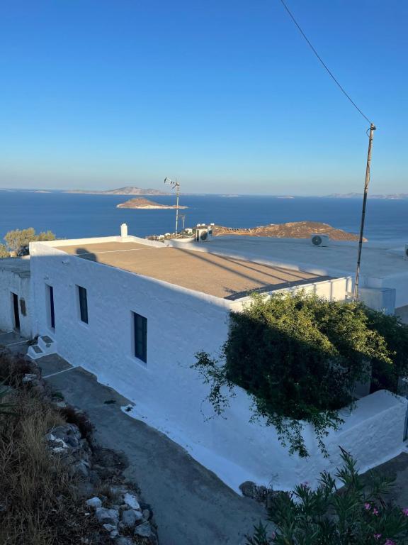 帕特莫斯Patmos Horizon的一座白色的建筑,背靠大海