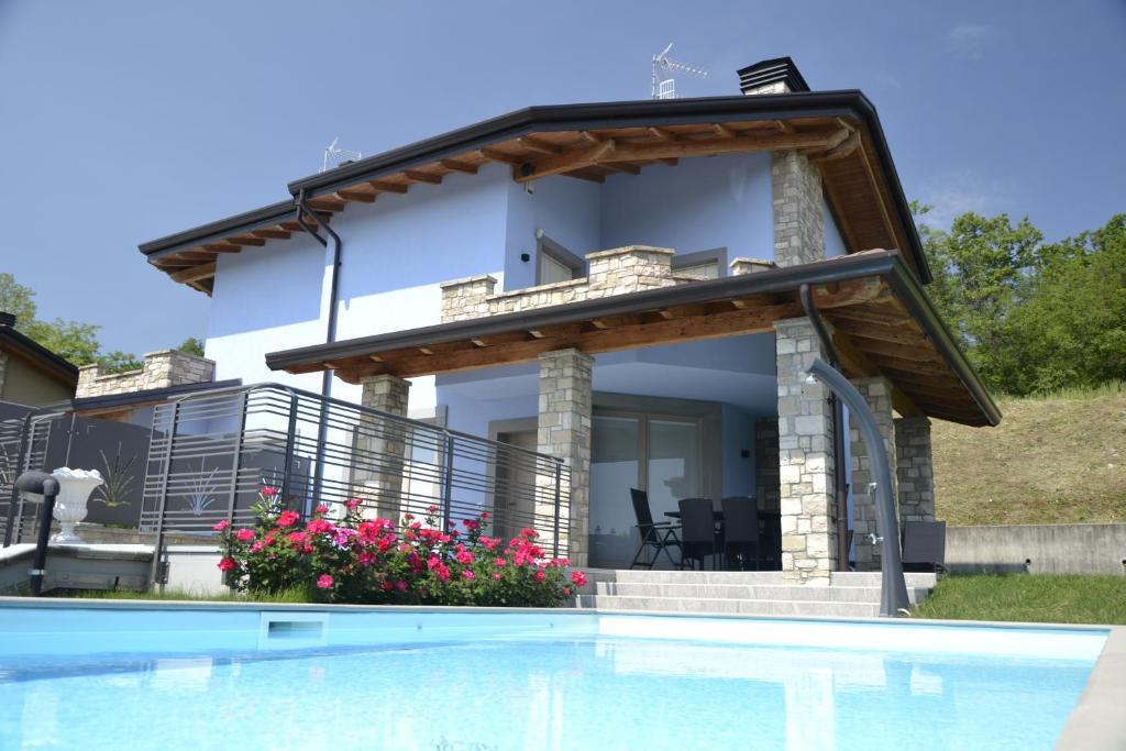 索亚诺德拉戈Casa Monstagol的一座带游泳池和房子的别墅