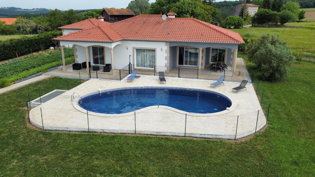 VarèsVilla avec piscine privée的庭院中带游泳池的房子