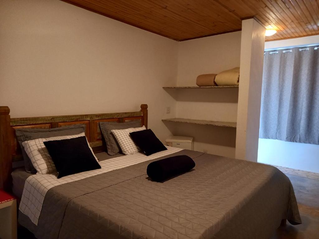 西波山Pousada Serra Morena的一间卧室配有两张带枕头的床。