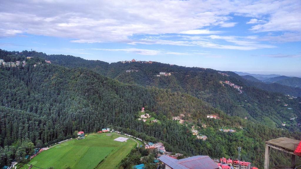 西姆拉Prairie Lodge的山脉绿色田野的空中景观