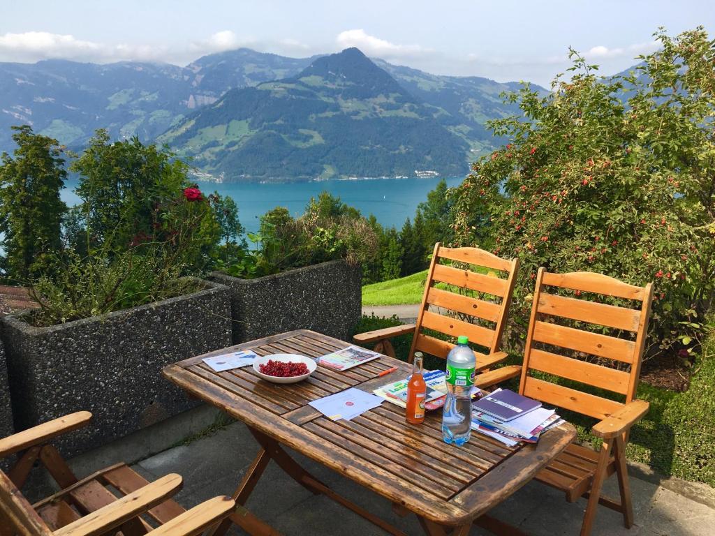 埃梅滕Mountain peace in the heart of Switzerland的一张木桌和椅子,享有湖景