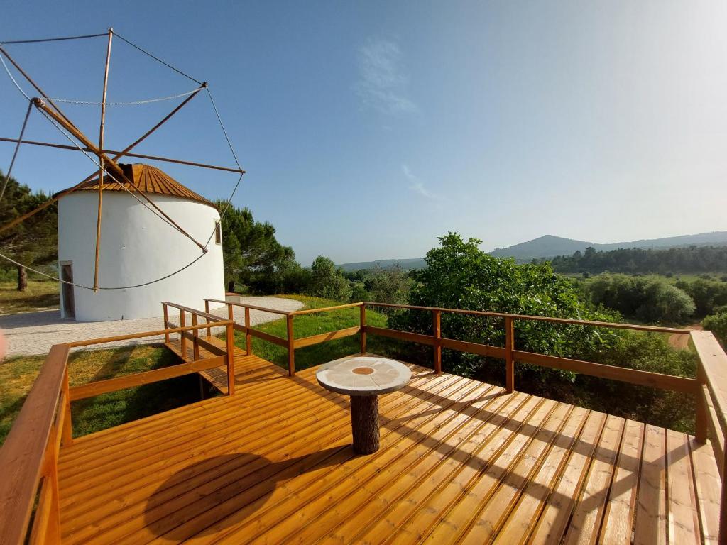 AlvorgeMoinho do Cubo的木甲板,配有长凳和风车