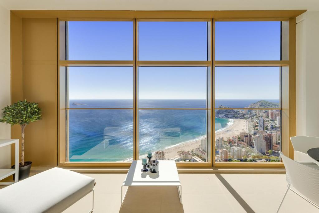 贝尼多姆INTEMPO SKY RESORT by Costa Activa Rentals的客房设有海景大窗户。