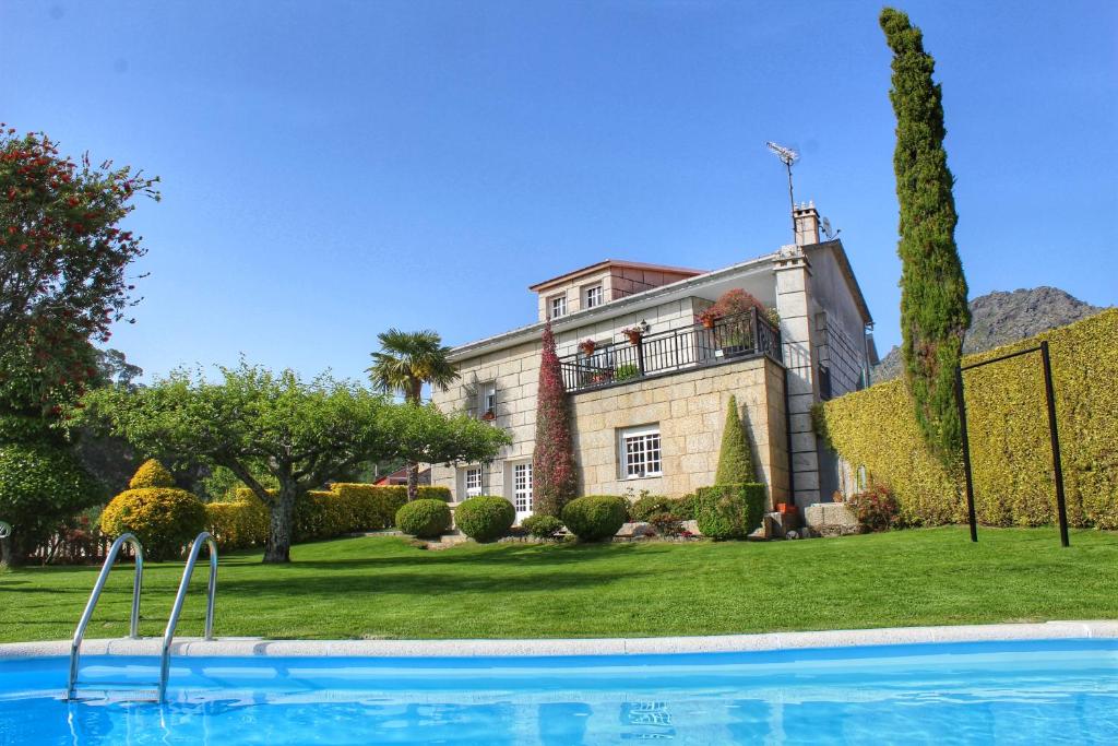 贡多马尔Hogar Gallán的一座大房子,前面设有一个游泳池