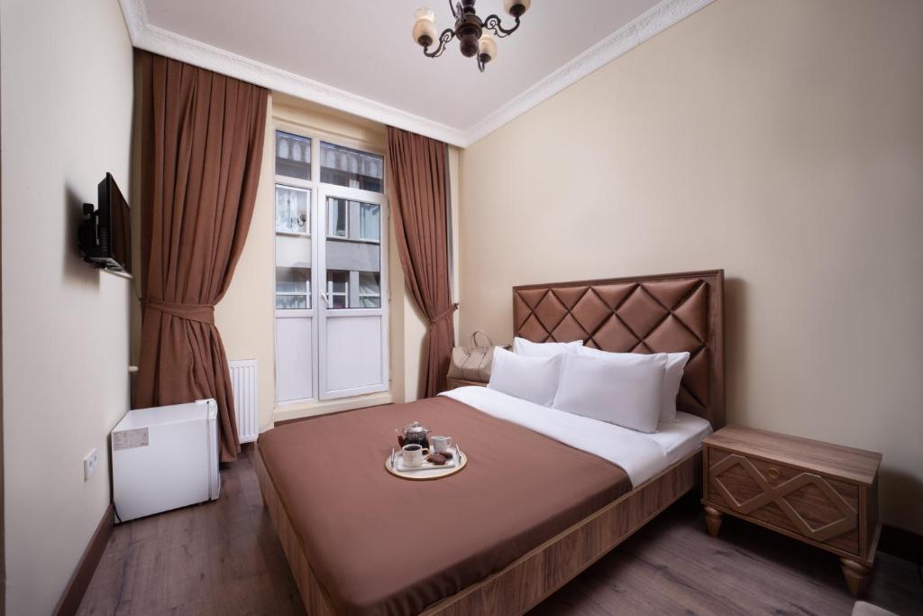 伊斯坦布尔taxim cool的一间设有大床和窗户的酒店客房