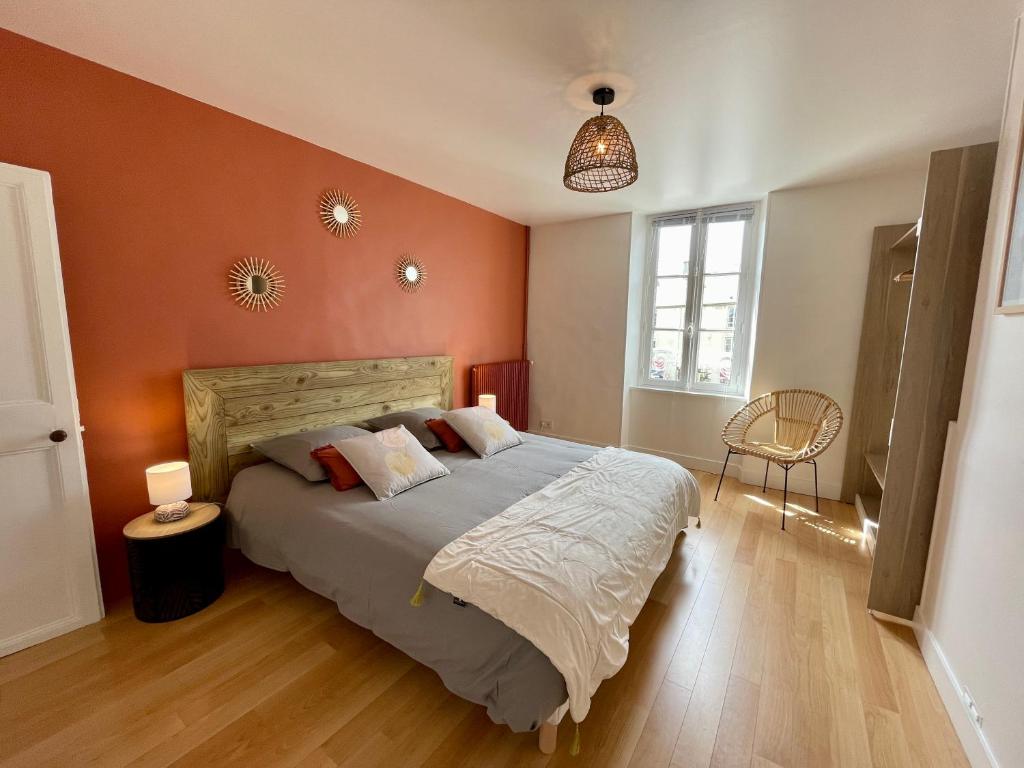 贝叶Le Cosy的一间卧室配有一张带橙色墙壁的大床