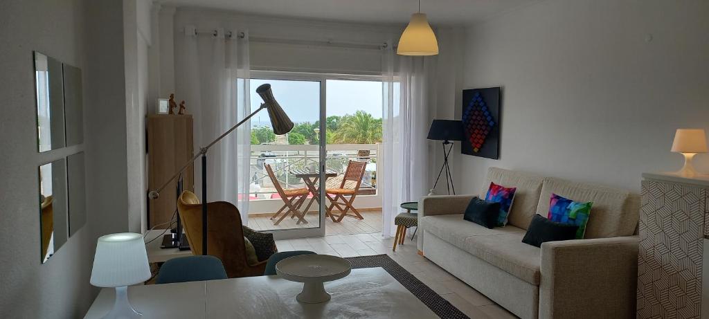 蒙蒂戈杜Apartamentos Dom Henrique的客厅配有沙发和桌子