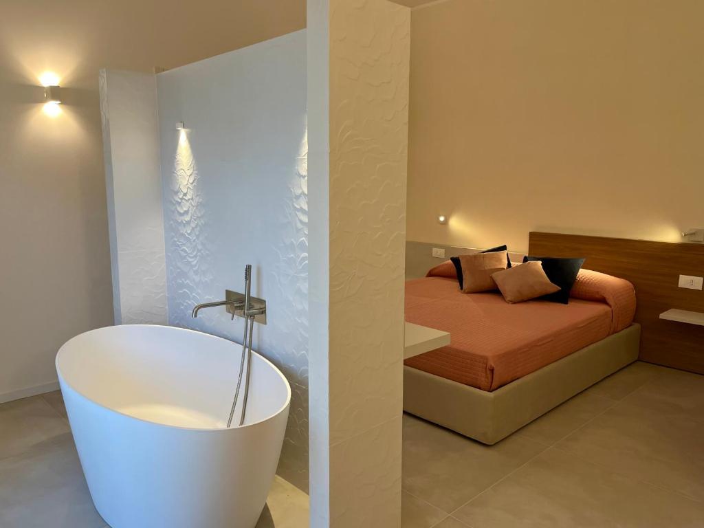 泰尔莫利B&B LE MAGNOLIE的一间带一张床和浴缸的浴室