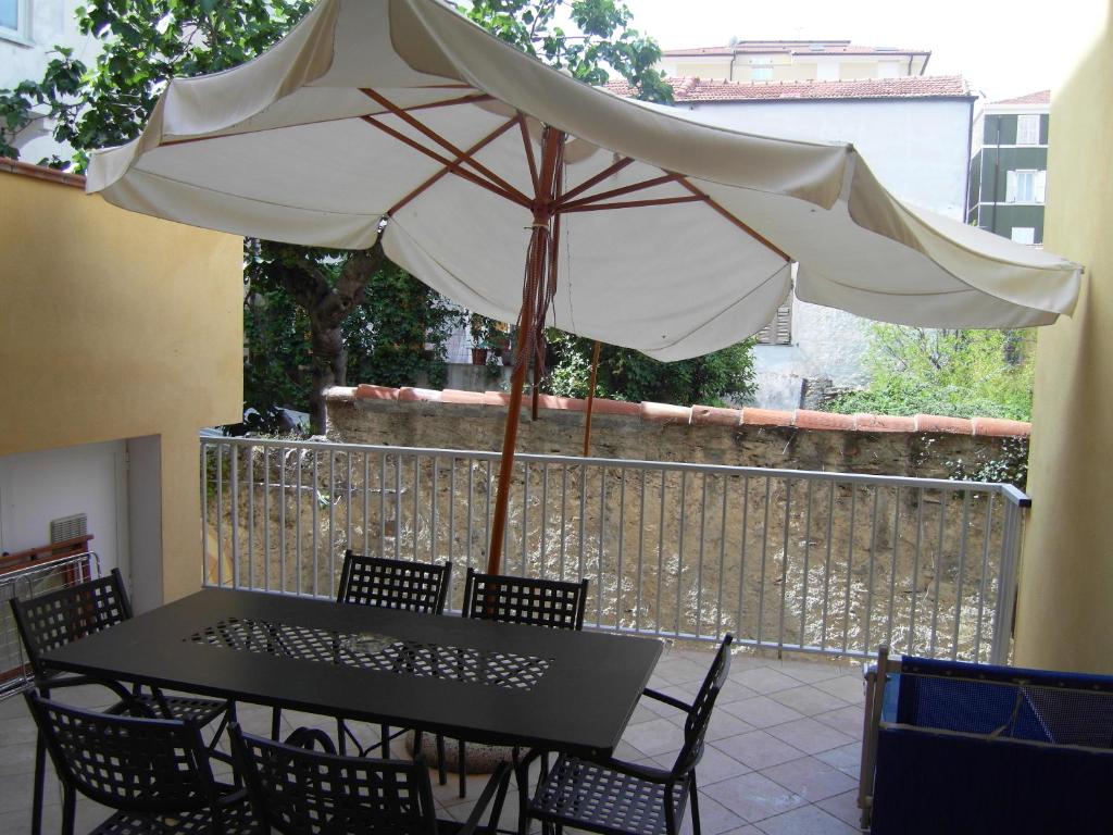阿拉西奥Residence Panama的天井上配有带白色遮阳伞的黑桌
