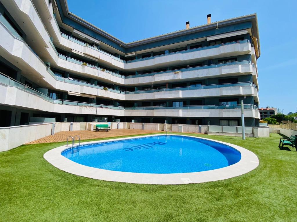 罗列特海岸RELAX APARTAMENTO Playa Fenals的一座大型建筑,前面设有一个游泳池