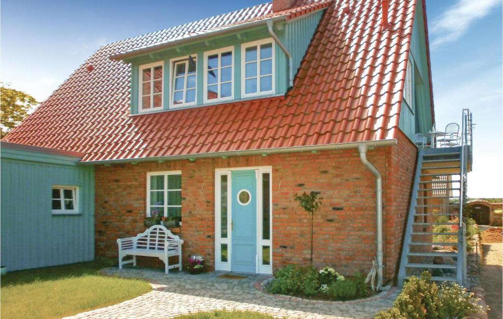 伯尔格伦德-雷特维施Haus Nixe的蓝色门的红砖房子