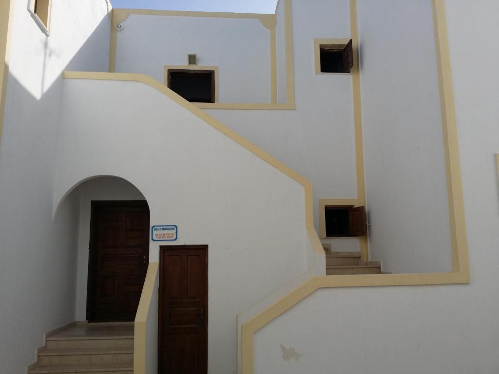 卡马利Ocean View的楼梯,有门和楼梯的建筑