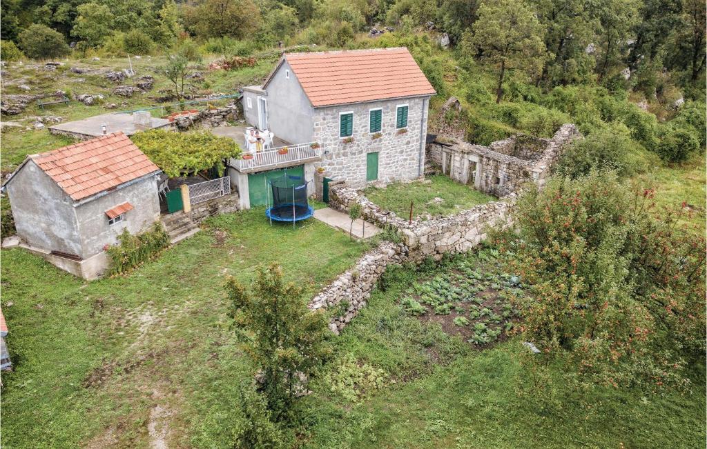 Sitnica2 Bedroom Stunning Home In Herceg Novi的山丘上房屋的空中景致