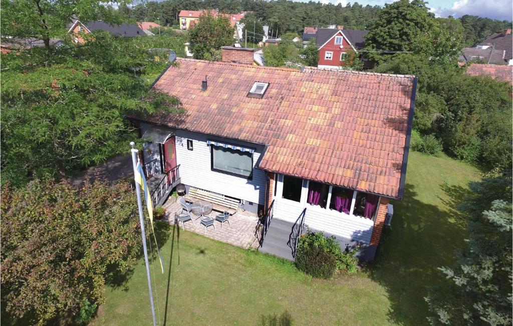 克里斯蒂安斯塔德Beautiful Home In Kristianstad With Wifi的屋顶房屋的空中景致