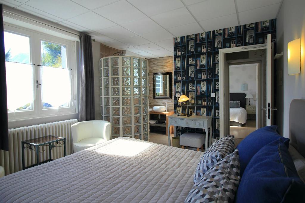 Bielle罗杰斯拉格拉德酒店的一间卧室配有一张床和一张书桌